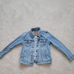 Levi’s Trucker Light Denim Jean Jacket Size Small, Cute for summer!